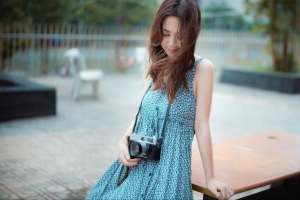 女孩 相机 城市 街道 6K美女壁纸