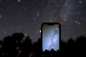 手机 iphone 屏幕 银河 树木 夜间 4k壁纸 3840x2160