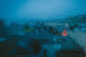 滴 玻璃 水分 雨水 模糊 蓝色 4k壁纸 3840x2160