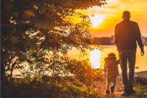 夕阳下的父子背影