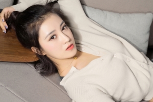 白色毛衣 牛仔长裤美女3440x1440壁纸