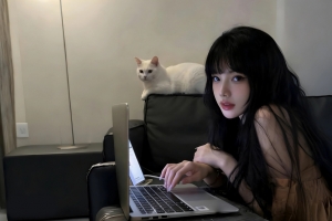 休闲室内居家长发美女4K高清壁纸3840x2160免费下载