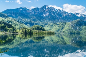 唯美雪山湖泊景色高清图片
