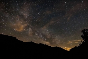 银河 星星 夜晚 山丘 剪影 太空 4k壁纸 3840x2160