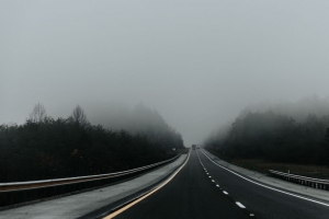 道路 雾 沥青 标记 运动 4k壁纸 3840x2160