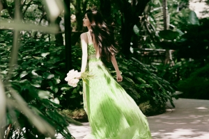 白鹿绿色裙子美女高清壁纸 2880x1800免费下载