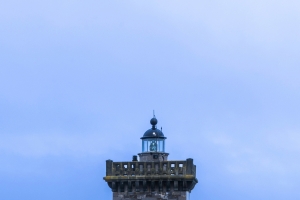 海边灯塔风景4k手机景深壁纸