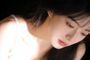 光影美女黑色背景4K电脑壁纸高清