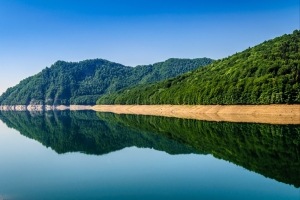罗马尼亚 弗格拉什山脉 湖 倒影 蓝天 4K风景壁纸