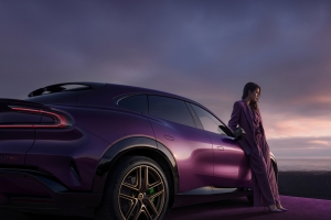 小米YU7紫水晶美女西装4K高清汽车壁纸3840x2160免费下载