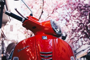  vespa 踏板车 红色 樱花 4k壁纸 3840x2160