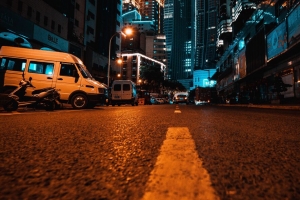 城市 街道 夜晚 建筑物 汽车 灯光 4k壁纸 3840x2160