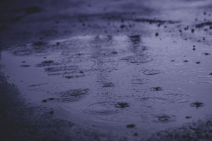 雨 水坑 水 沥青 4k壁纸 3840x2160