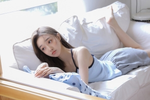 居家沙发 女孩 清纯美女4k壁纸3840x2160