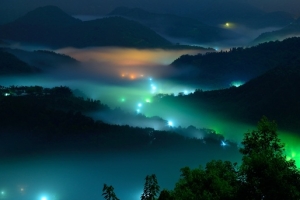 夜晚星光灯光山林