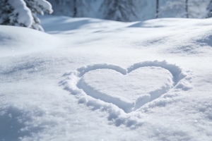 冬天 雪地 厚厚的雪 爱心 4k风景壁纸