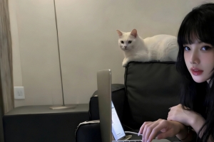 休闲室内3440x1440带鱼屏高清居家长发美女壁纸免费下载