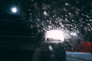 汽车 大灯 后视 雪地 夜间 4k壁纸 3840x2160