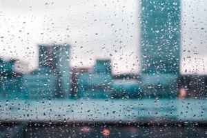 雨 玻璃 滴 模糊 窗户 4k壁纸 3840x2160