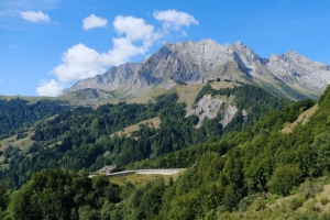 山 树 房子 道路 自然 景观 4k壁纸 3840x2160