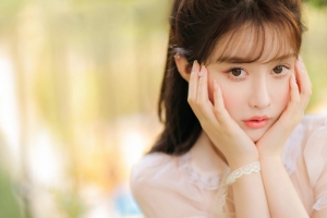 双手托腮可爱白色清纯美女4k壁纸