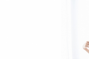 白色睡衣香肩美女猫宝3440x1440壁纸