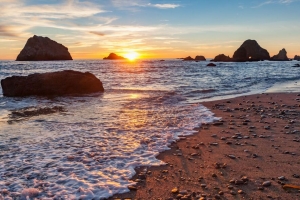 大海 海滩 鹅卵石 岩石 日落 4k壁纸 3840x2160