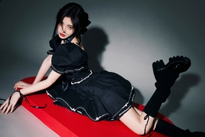 鞠婧祎黑色裙子2880x1800高清壁纸免费下载