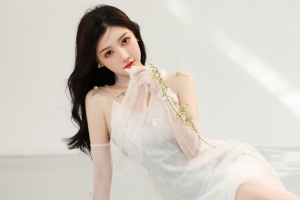 室内居家美女 白色裙子 好看美腿 皱菊花3440x1440带鱼屏壁纸