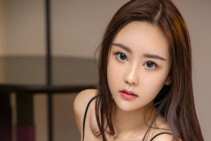 糖果 长发性感香肩美女4k壁纸