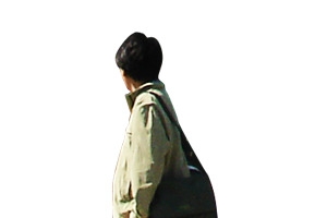 城市创建路上行人图