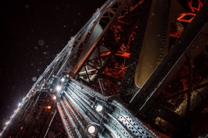 灯 辉光 建筑 夜晚 金属 黑暗 4k壁纸 3840x2160