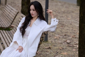 公园椅子旁杨幂白色裙子唯美4K横屏高清壁纸3840x2400免费下载