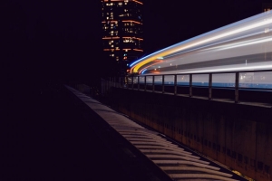 道路 建筑 灯光 辉光 长曝光 夜间 4k壁纸 3840x2160