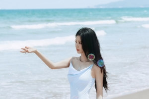 海边沙滩美女王楚然 4k手机壁纸竖屏