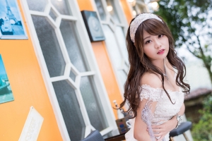 女孩的脸 头发 白色裙子 装扮 4K美女壁纸