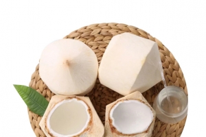 俯拍草垫上的椰青椰汁