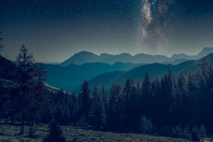 山脉 森林 星空 风景 夜间 4k壁纸 3840x2160