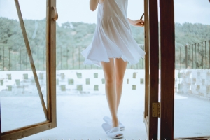 白色吊带裙的姑娘妮妮摄影图片