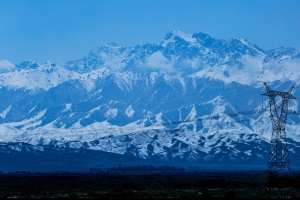 电塔，电线，雪山，高原