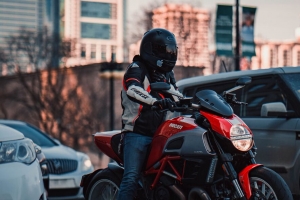  ducati 摩托车 红色 摩托车手 道路 汽车 4k壁纸 3840x2160
