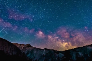 星空下的山脉背景图