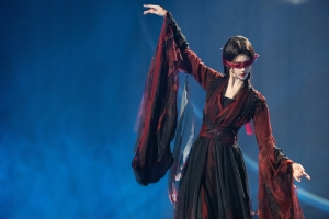 鞠婧祎蒙眼2880x1800高清美女壁纸免费下载