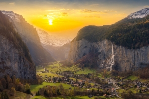 劳特布隆嫩的施陶巴赫瀑布 小镇风景4K壁纸