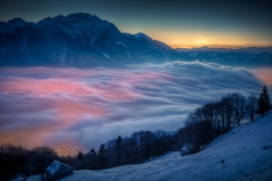 山 日出 雪 小屋 雾 树木 房屋 天空 自然 4K风景壁纸