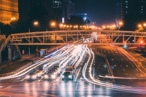 夜晚 道路 霓虹灯 汽车 发光 4k壁纸 3840x2160