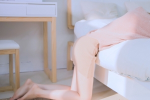 趴在床边可爱清纯美女3440x1440壁纸