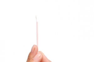 手拿着粉红色棒子的棉签清洁用品