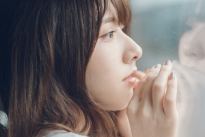 玻璃窗前的心情美女3440x1440壁纸