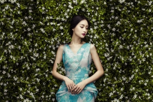 白色小花绿叶上的美女